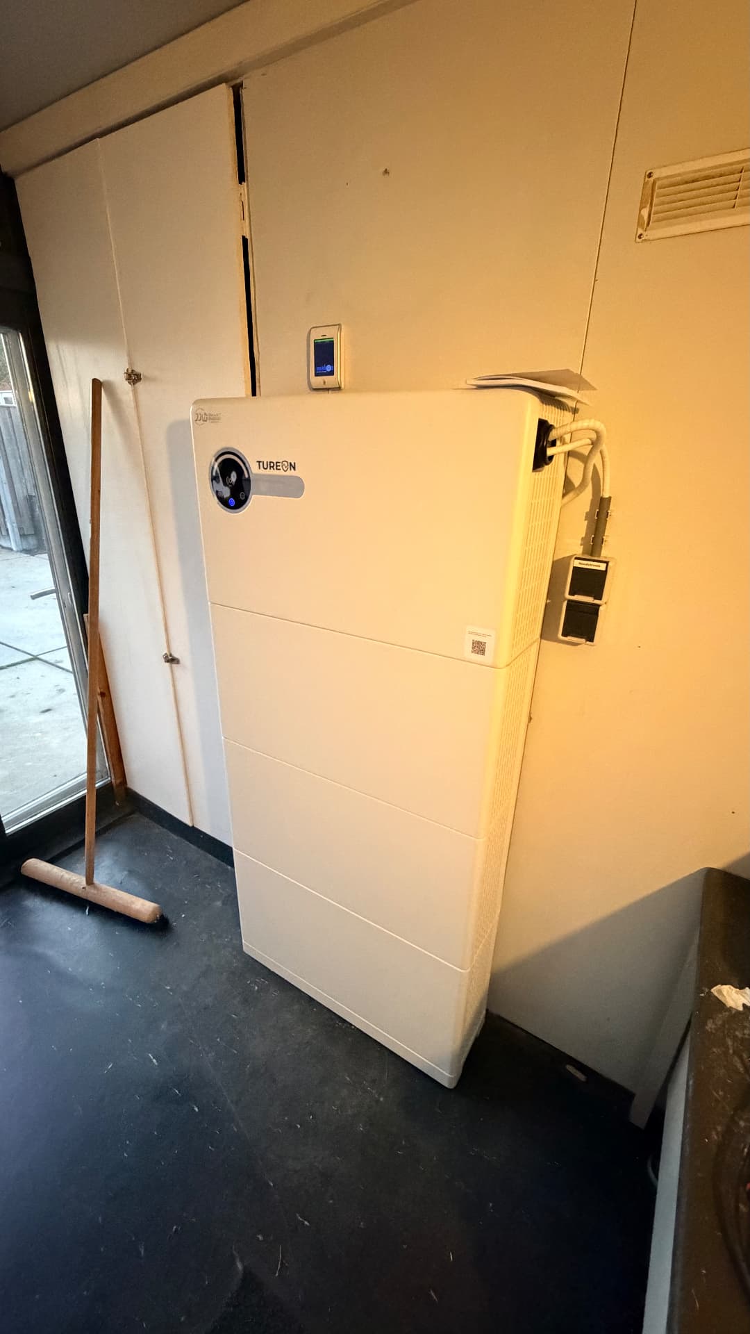 Sineng All-in-One 19,2 kWh met noodstroom en 2 laadpunten in Voorschoten — foto 2